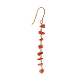 Boucles d'oreilles dorées pendantes et pierres brutes corail