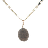 Collier doré quartz fumé avec fleur taillée dans la pierre 42 cm