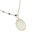 Collier doré scarabée taillé dans du quartz citron 42 cm