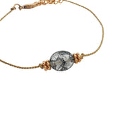 Bracelet sur fil doré avec labradorite et couronnes dorées