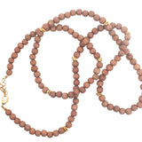 Collier doré perles bois marron clair et disques dorés 60 cm