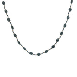 Collier doré alternance lapis lazulis, onyx noire, perles dorées et noeuds noirs 50 cm