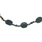Collier doré alternance lapis lazulis, onyx noire, perles dorées et noeuds noirs 50 cm