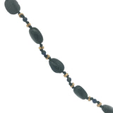 Collier doré alternance lapis lazulis, onyx noire, perles dorées et noeuds noirs 50 cm