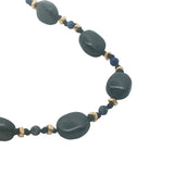 Collier doré alternance lapis lazulis, onyx noire, perles dorées et noeuds noirs 50 cm