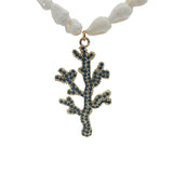 Collier doré coquillages et branche de corail dorée en zircons bleus 80 cm