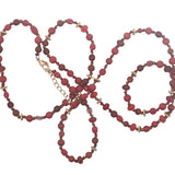 Collier doré perles rouges, couronnes dorées et noeuds rouges 64 cm