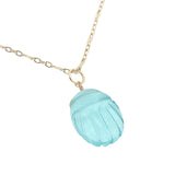 Collier doré scarabée taillé dans de l'apatite 42 cm