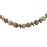 Collier doré avec disques de coquillages beige et blanc 64 cm