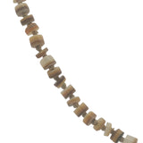 Collier doré avec disques de coquillages beige et blanc 64 cm