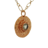 Collier doré médaille martelée et prehnite facettée 50 cm