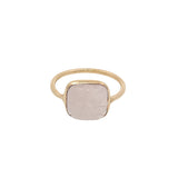 Bague dorée fleur gravée dans le quartz rose