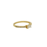 Bague dorée fine pierre carrée et zircons