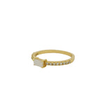 Bague dorée fine pierre carrée et zircons