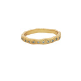 Bague fine dorée martelée avec zircons