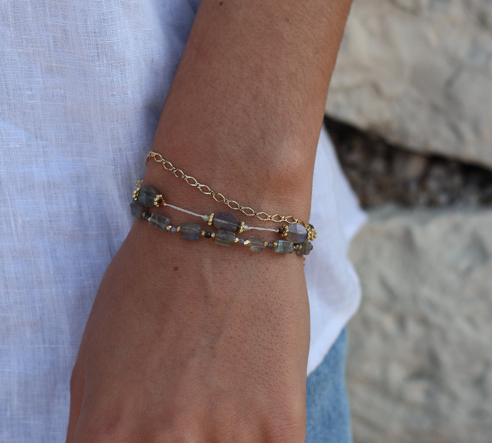 Bracelet of natural stones and golden pearls