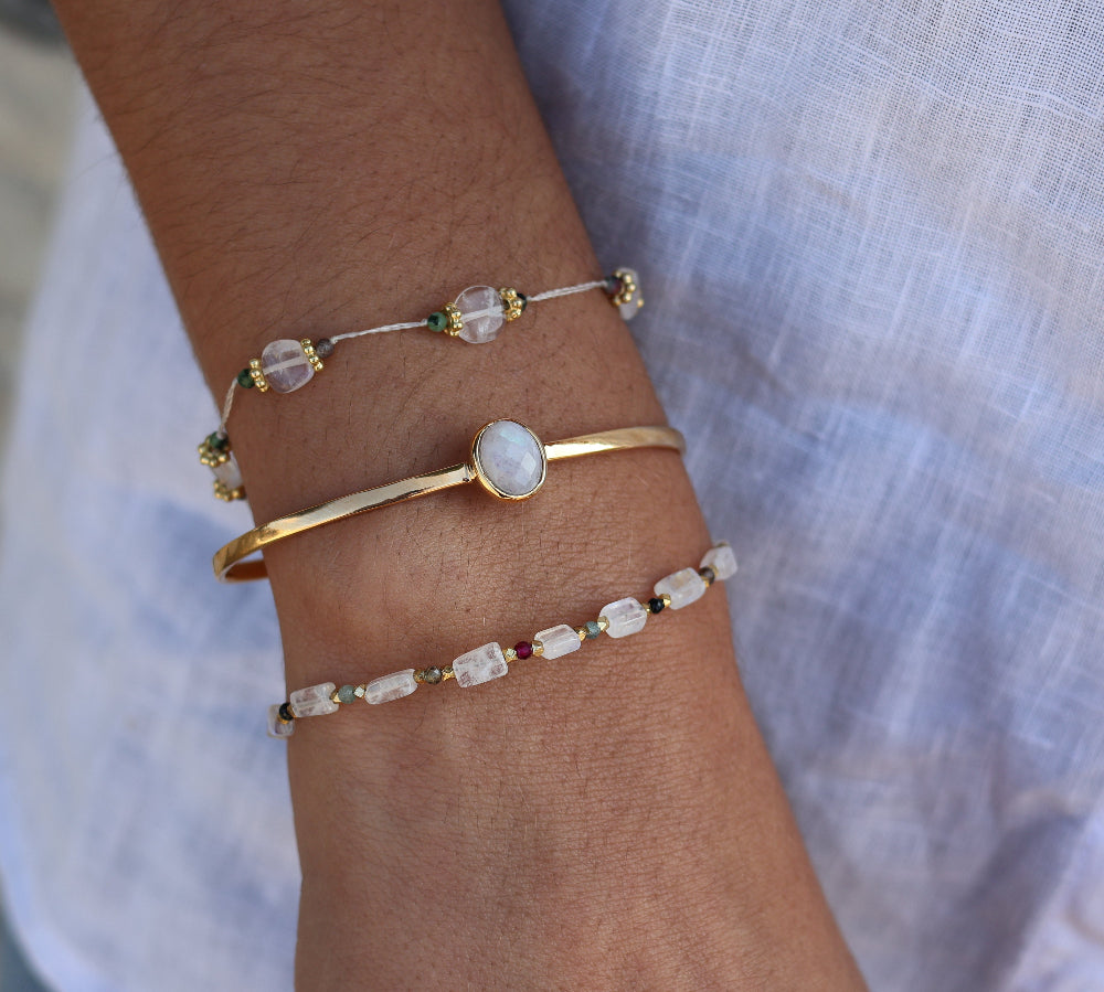 Wire bracelet with oval stones and golden discs