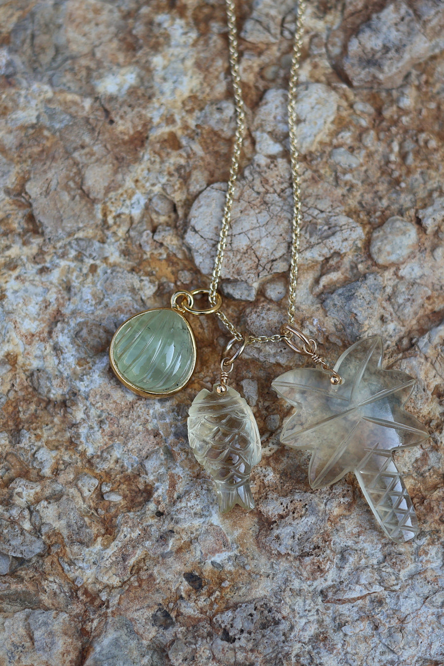 Collier doré et poisson en pierre naturelle