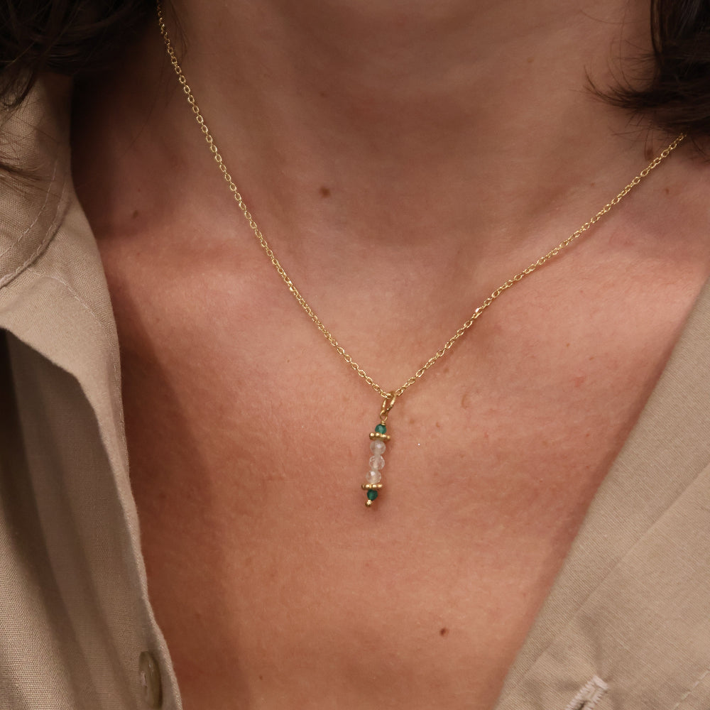 Collier doré pierre naturelle et couronnes dorées