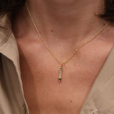 Collier doré pierre naturelle et couronnes dorées