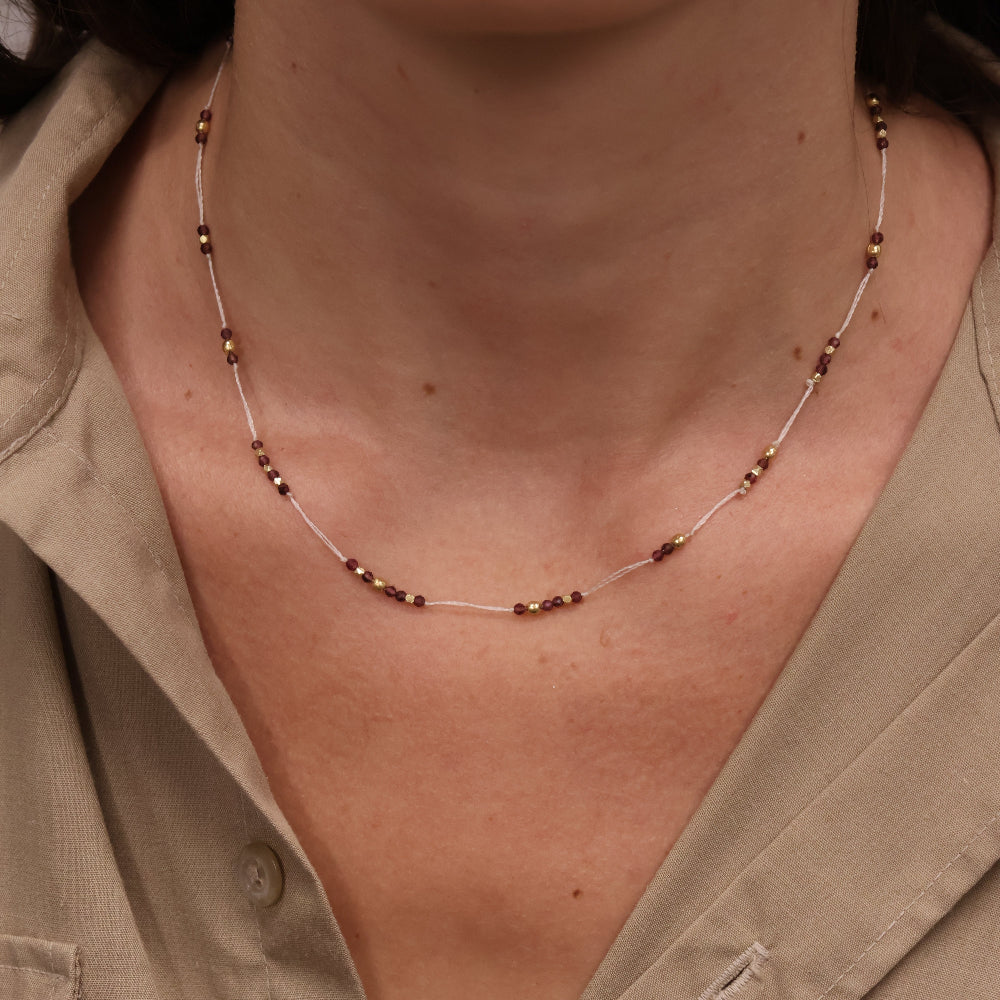 Collier fil beige et pierres naturelles