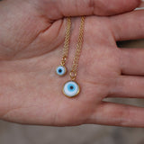 Collier doré et oeil plat