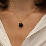 Collier doré coquillage taillé dans de l'onyx noire