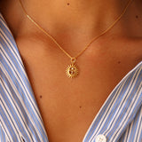 Collier doré scarabée avec un zircon blanc