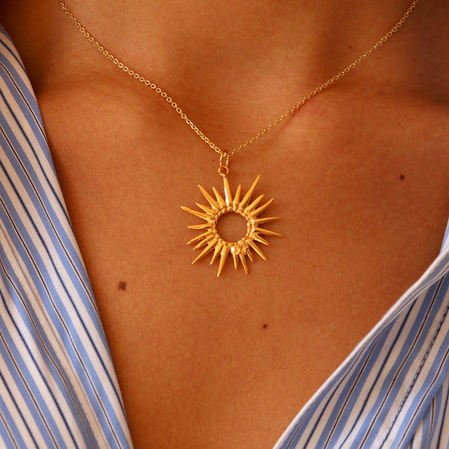 Collier doré pendentif soleil ajouré