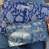 Grande pochette de voyage bleu marine & blanche avec paon