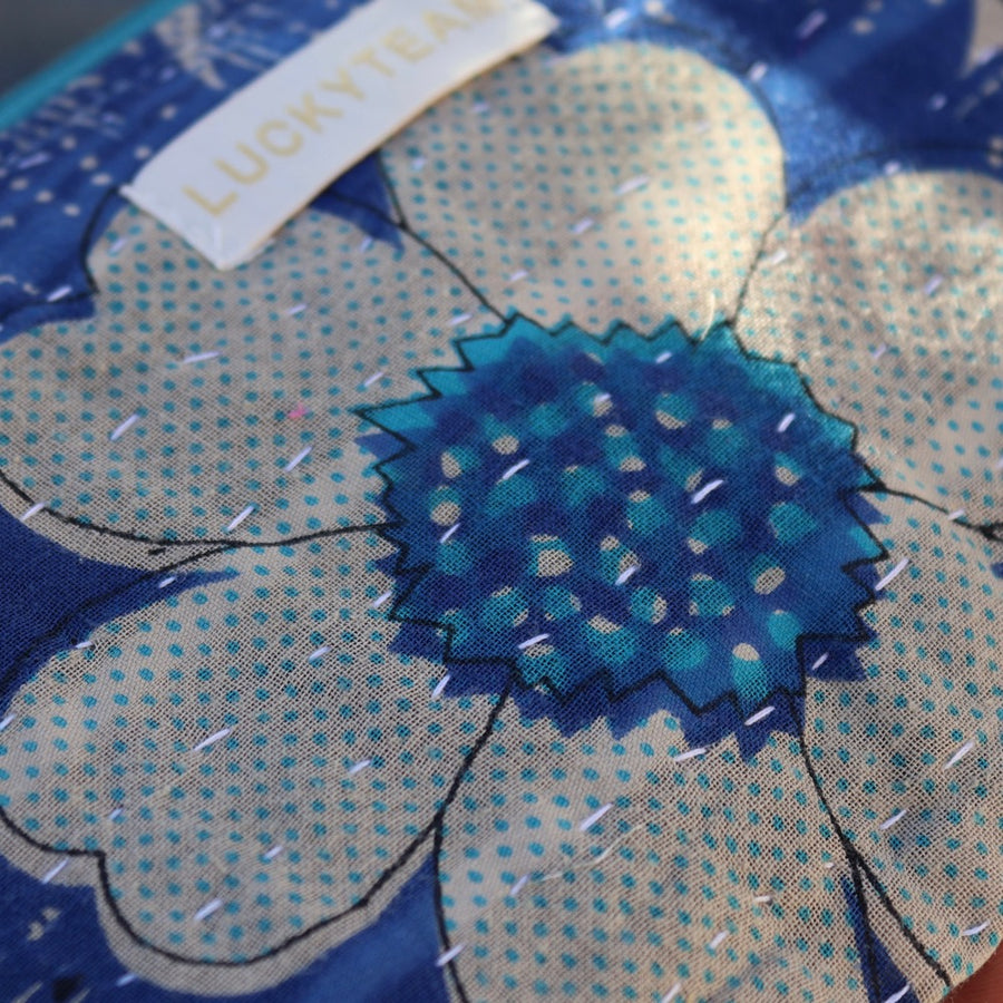 Pochette kantha bleu & fleur
