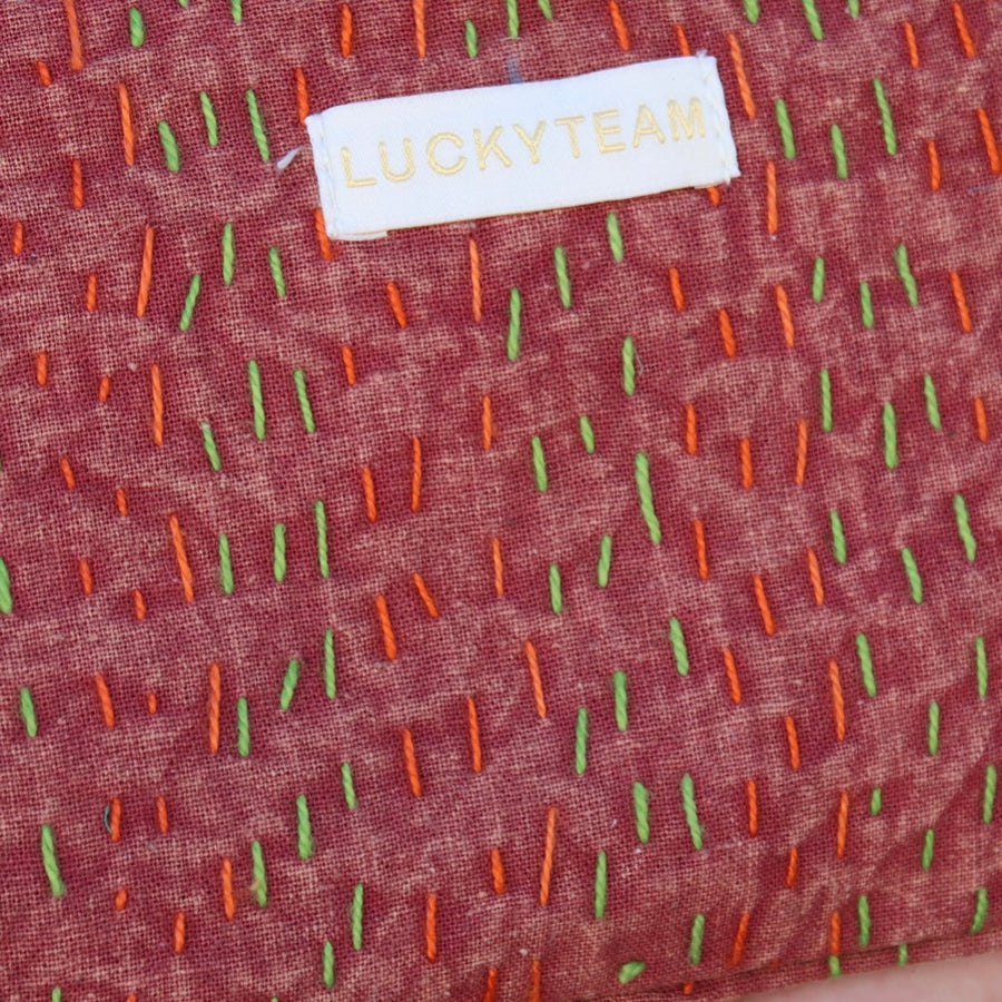 Pochette kantha rouge fils vert & orange