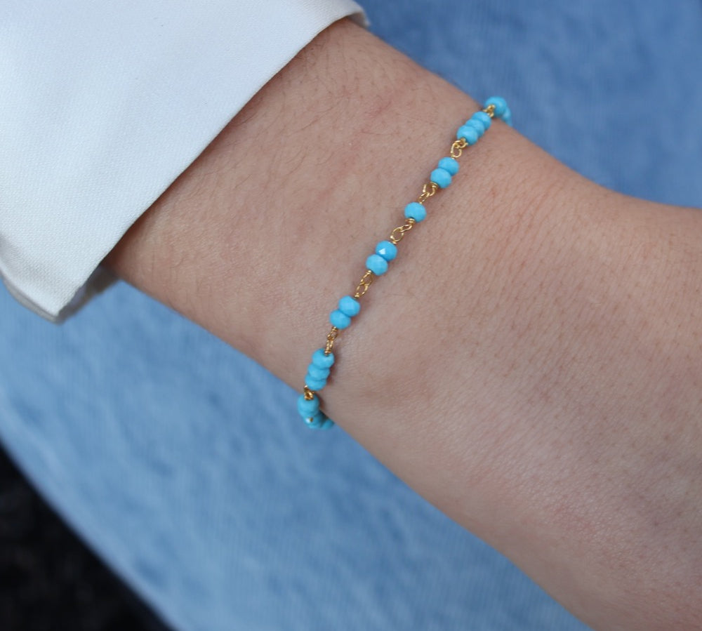 Bracelet doré et petites pierres