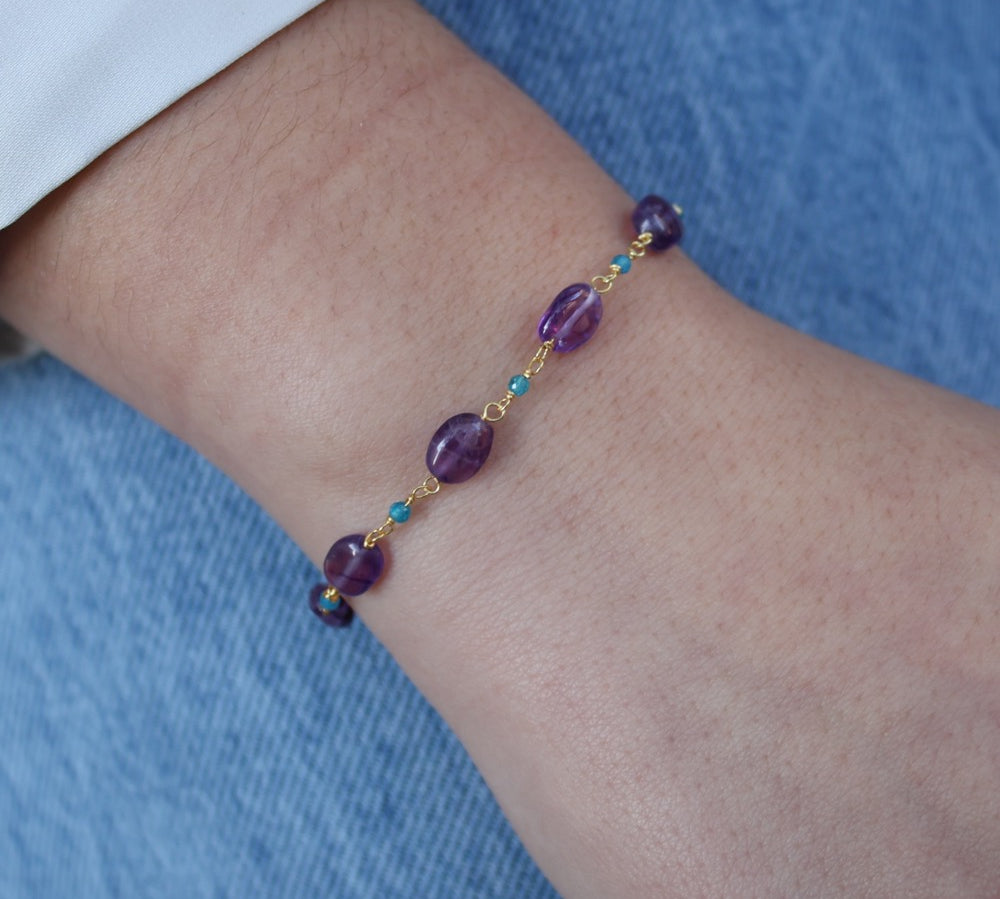 Golden bracelet with oval stones and small stones