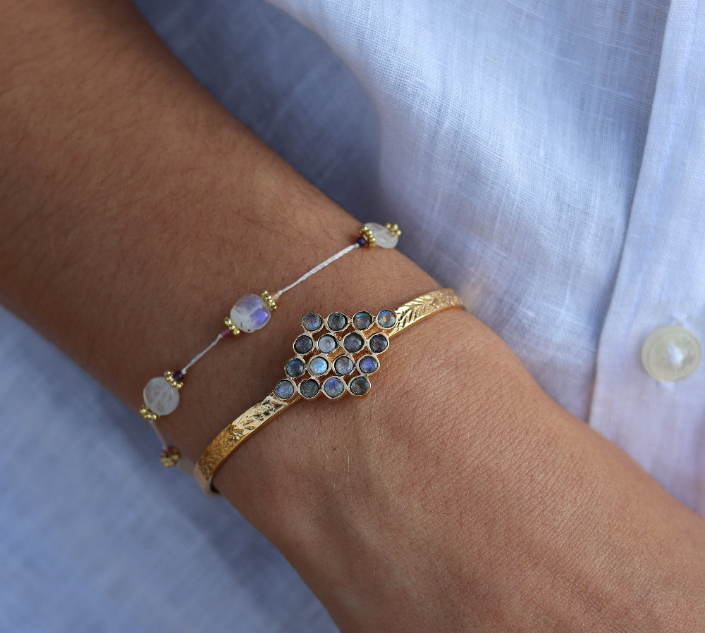 Wire bracelet with oval stones and golden discs