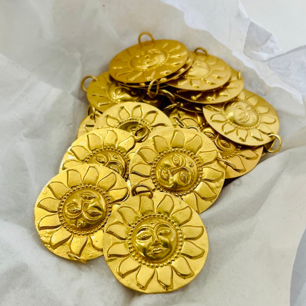 Pendentif doré porte bonheur soleil 