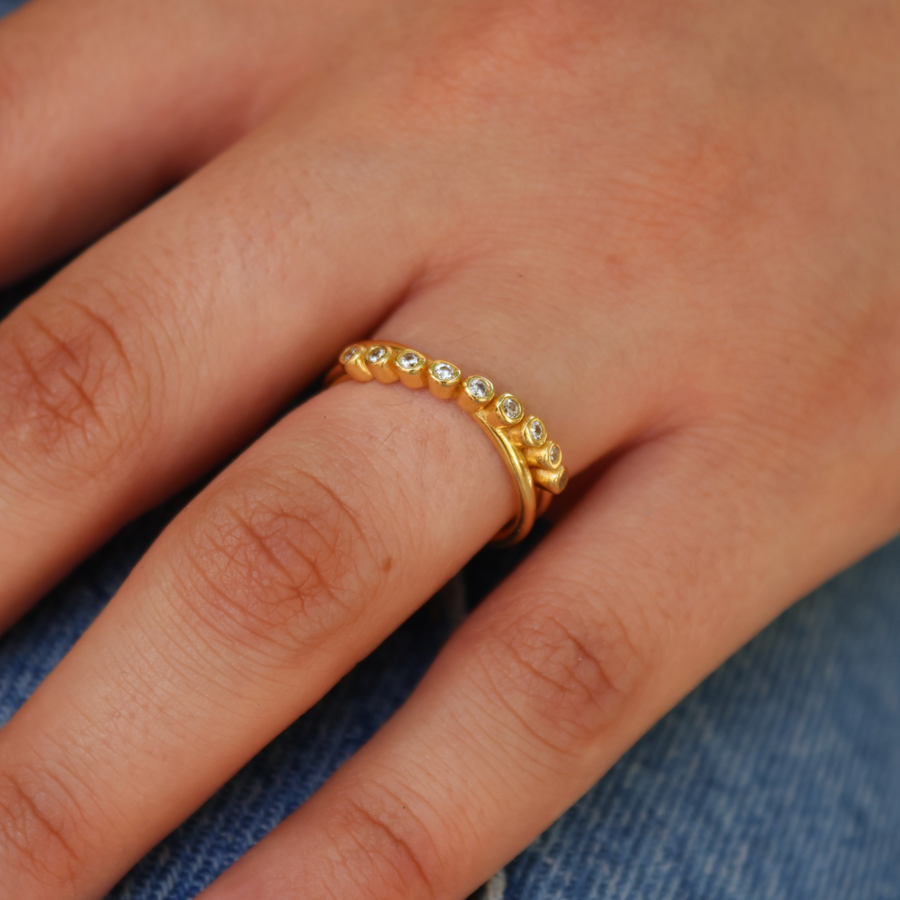 Bague dorée double anneau et zircons