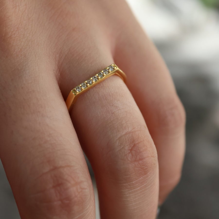 Bague dorée et barre zircons