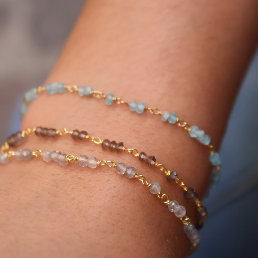 Bracelet doré et petites pierres