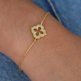 Bracelet doré et fleur arabesque