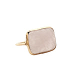 Bague dorée fleur gravée dans le quartz rose