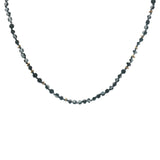 Collier doré perles noires et blanches, disques dorés et noeuds noirs 60 cm