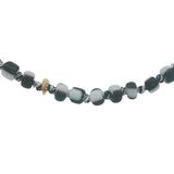 Collier doré perles noires et blanches, disques dorés et noeuds noirs 60 cm