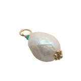 Charms doré perle de culture avec petite onyx verte