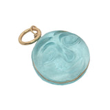 Charms médaille avec visage taillé dans du quartz bleu entourée d'un fil doré