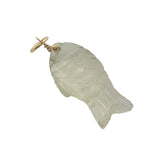 Charms doré poisson taillé dans de la prehnite