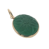Charms doré onyx verte cerclée de doré avec fleur gravée