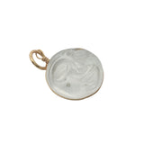 Charms médaille avec visage taillé dans du cristal entourée d'un fil doré