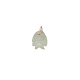 Charms doré poisson taillé dans la prehnite avec zircons