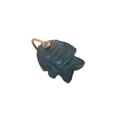 Charms doré poisson taillé dans la labradorite avec zircons